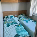 Mobil-home Cosy 6 P Climatise A A 200 M De La Dans 4 Etoiles Calme Et Familial Кемпинг
