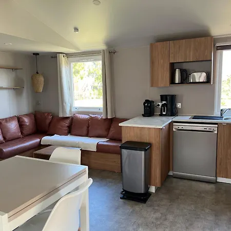 Mobil-home Cosy 6 P Climatisé à à 200 M De La Dans 4 étoiles Calme Et Familial Camping Hyères