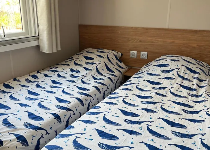 Mobil-home Cosy 6 P Climatisé à à 200 M De La Dans 4 étoiles Calme Et Familial Campeggio Hyères