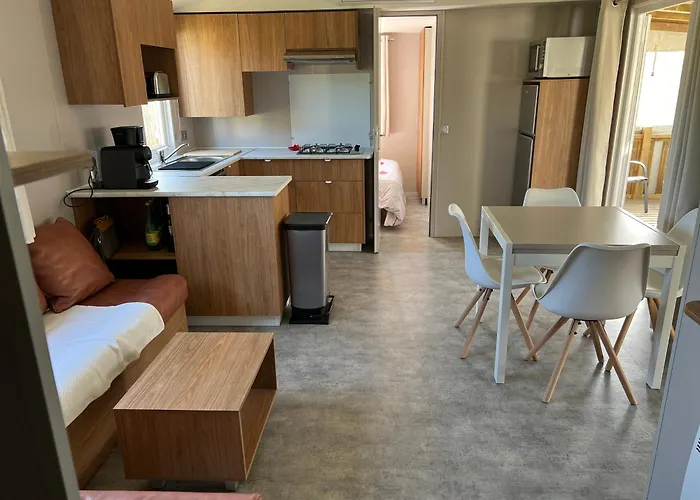 Mobil-home Cosy 6 P Climatisé à à 200 M De La Dans 4 étoiles Calme Et Familial Campeggio