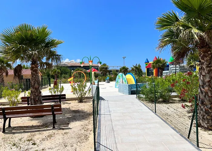 Mobil-home Cosy 6 P Climatisé à à 200 M De La Dans 4 étoiles Calme Et Familial Campeggio Hyères